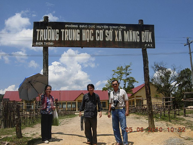 truoc cong truong Mangbuk-Kontum
